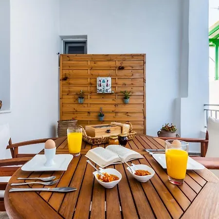 Дом отдыха Giorgantis House & *